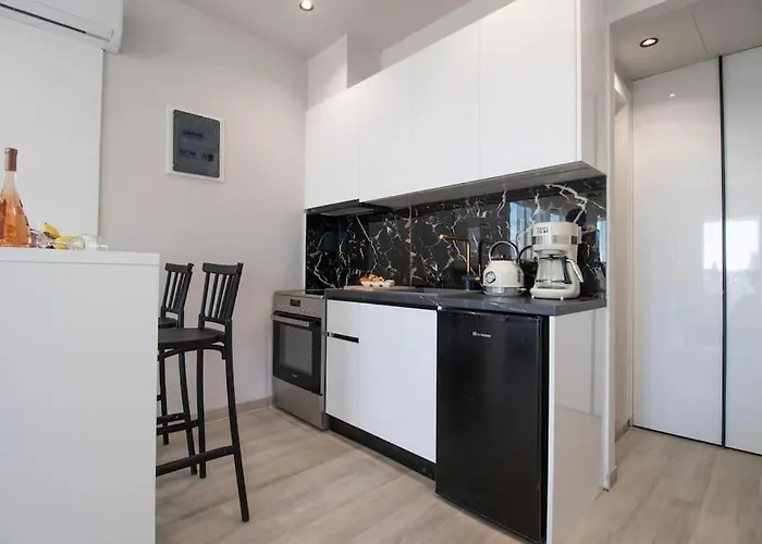 Elegant Suite Near Beach 7